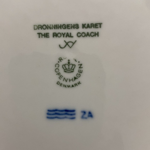 Royal Copenhagen 1992 Queen's Carriage Year Plate - Picture 13 of 16